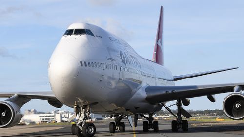 Le jet Qantas atterrit.