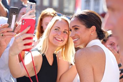 Meghan, Duchess of Sussex takes selfies with well-wishers outside the town hall during the Invictus Games Dusseldorf 2023 - One Year To Go events, on September 06, 2022 in Dusseldorf, Germany.  