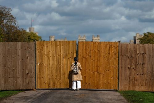 Windsor Kalesi önünde bir turist.