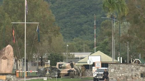 Quase 100 membros das Forças de Defesa Australianas ficaram feridos enquanto tiravam uma foto de grupo após o desabamento de uma barraca no norte de Queensland.