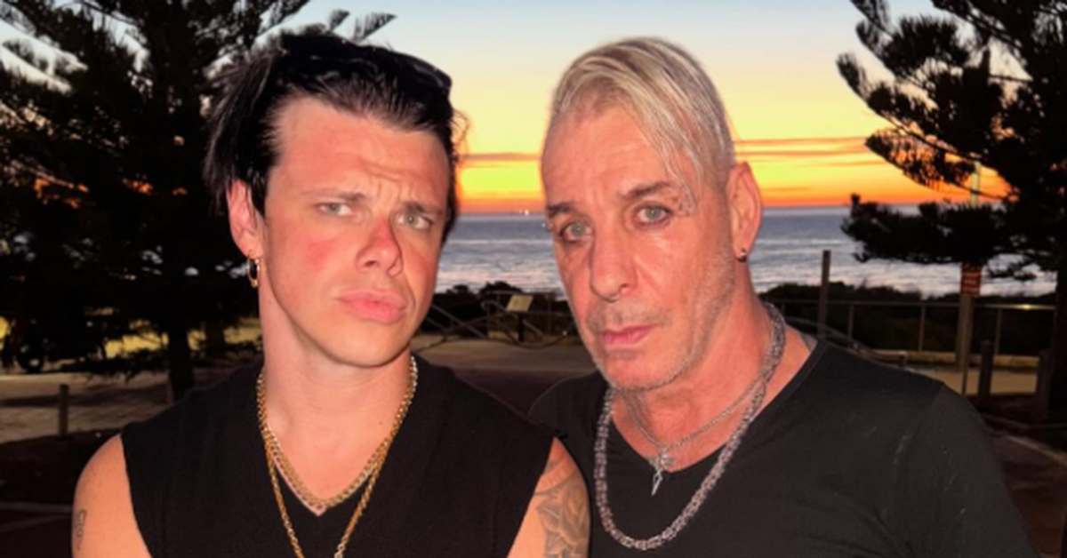 'I jhad no idea': Rocker apologises after taking photo with controversial singer