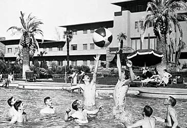Which mobster opened the original Flamingo Las Vegas in 1946?