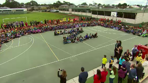 Epping Views Primary in Victoria has created a rainbow of hope for a student in need. (9NEWS)