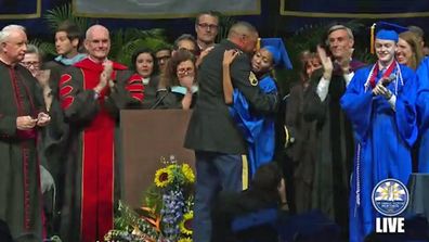 Army dad surprises his daughter at her graduation.