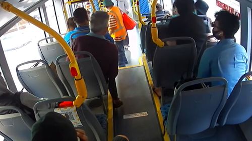 Alți pasageri s-au uitat în timp ce șoferul de autobuz Alex Jeon se răzbuna pe pasagerul care l-a lovit cu pumnul.