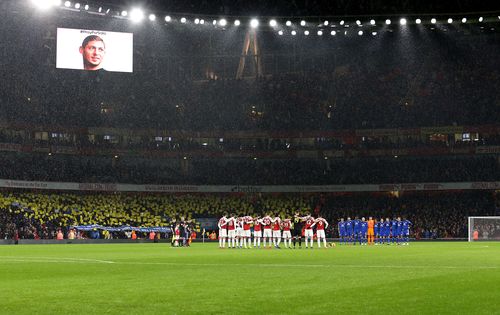 Players hold a minute's silence for Sala ahead of the match between Arsenal and Cardiff City, that he should have been playing in.