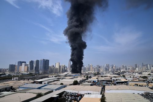Un pennacchio di fumo nero si alza da un magazzino nella zona industriale della città di Sharjah negli Emirati Arabi Uniti in seguito alle notizie di scioperi iraniani a Dubai, Emirati Arabi Uniti, domenica 1 marzo 2026. (AP Photo/Altaf Qadri)