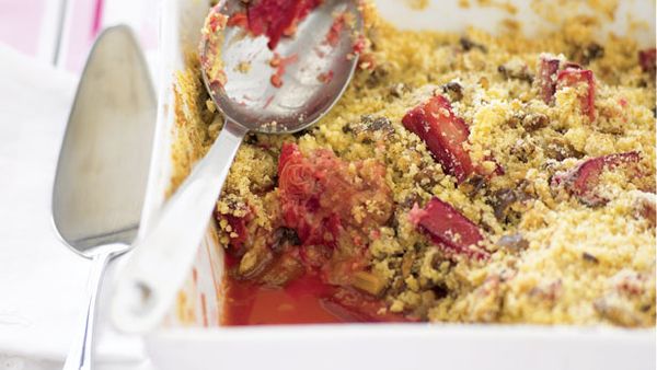 Rhubarb and walnut crumble