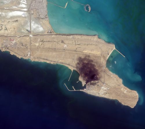 Nesta foto de satélite do Planet Labs PBC, fumaça sobe sobre a Bacia Naval de Konarak, Irã, 1º de março de 2026.  