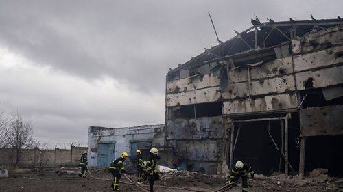 2022 年 4 月 14 日星期四，俄罗斯在乌克兰克拉马托尔斯克发生爆炸后，消防员试图扑灭一家受损工厂。