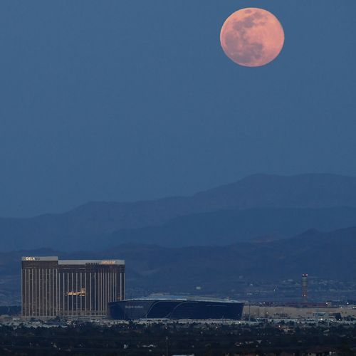 LAS VEGAS, NEVADA - 07 APRILE: La super luna rosa, la più grande superluna dell'anno, sorge su (LR) Delano Las Vegas al Mandalay Bay Resort and Casino, al Mandalay Bay Resort and Casino, all'Allegiant Stadium in costruzione e all'aeroporto internazionale McCarran il 7 aprile 2020 a Las Vegas, Nevada. La luna rosa ha preso il nome perché la luna piena di aprile si verifica nello stesso periodo in cui il fiore rosa Phlox subulata fiorisce in Nord America. Una superluna si verifica quando la luna piena coincide con la sua 