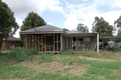 Property in rural Victoria without walls hits the market for $220,000.