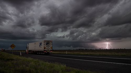 Tempêtes, Newell Highway, au nord de Moree.  Les plateaux du nord devraient recevoir un mois de pluie en une journée.  10 novembre 2021 Photo Louise Kennerley