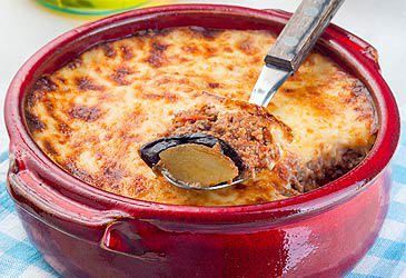 What type of sauce is traditionally used to make a Greek moussaka?