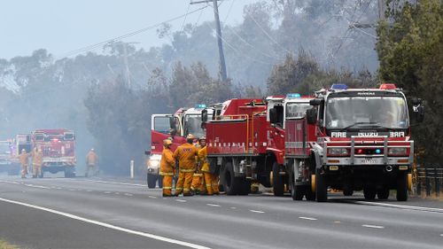 CFA officers work on an out-of-control grassfire travelling in a southerly direction from Frankston Flinders Rd near Raymond St in Somerville. (AAP)