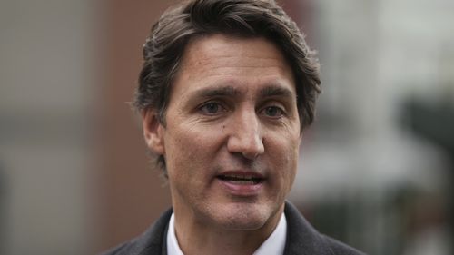 Le Premier ministre canadien Justin Trudeau fait une déclaration sur la fusillade en Californie avant de participer au défilé du Nouvel An lunaire, à Vancouver, le dimanche 22 janvier 2023. 