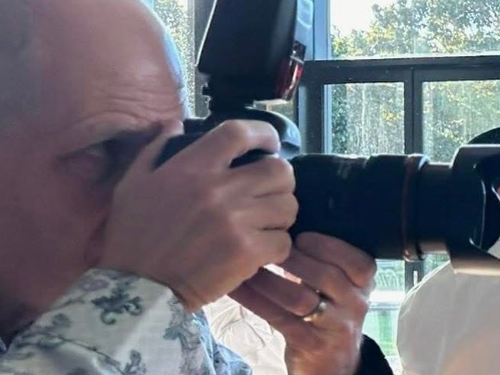 La vedova del fotografo ucciso nell'attacco terroristico di Bondi ha chiesto la restituzione della sua macchina fotografica.