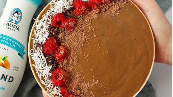 Chocolate mousse smoothie bowl