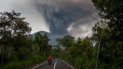Thick clouds of smoke are seen from Mount Agung volcano in Karangasem, Bali. (AAP)
