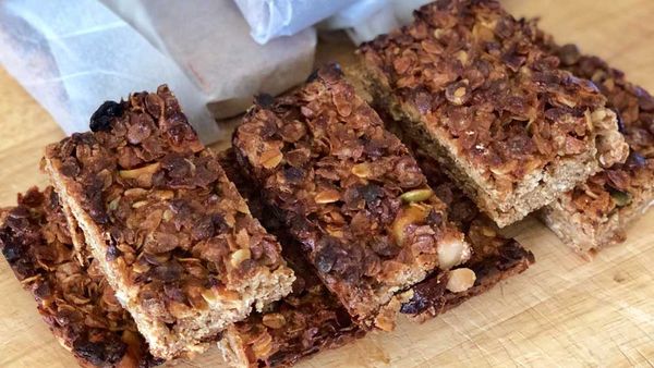 Apple muesli slice