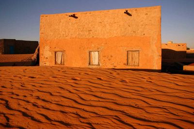 Home in Chinguetti invaded by the sand due to the advance of the desert (Mauritania, 2007).