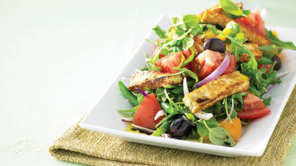 Summer salad with grilled haloumi