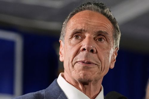 O candidato a prefeito, Andrew Cuomo, fala aos apoiadores durante uma festa de observação das primárias democratas.