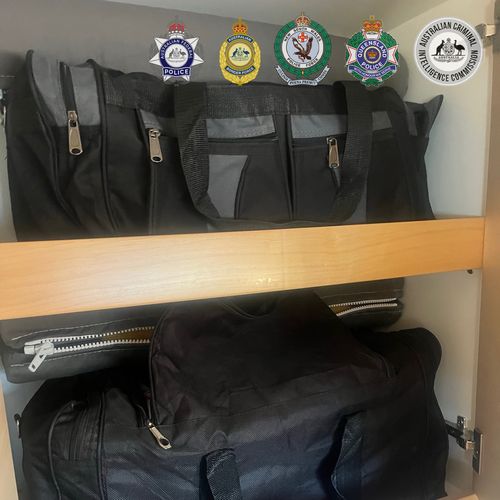 A polícia acusou um homem depois que 200 quilos de cocaína foram descobertos a bordo de um catamarã que navegava no rio Tweed, perto da fronteira entre Queensland e NSW.