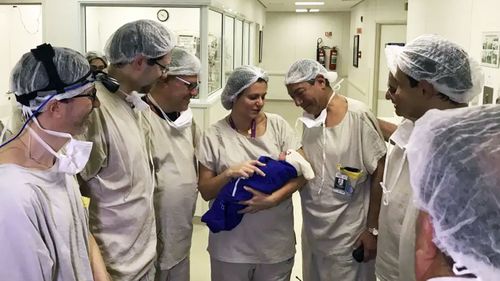 Hospital staff pictured with the healthy baby. (Divulgação Hospital das Clínicas da FMUSP).