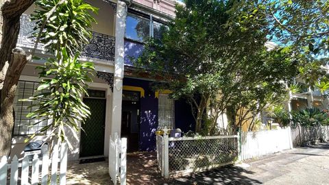 169 Jones Street Ultimo NSW 2007 rental with hole in ceiling asks 550 per week and tenants to bring your paintbrush