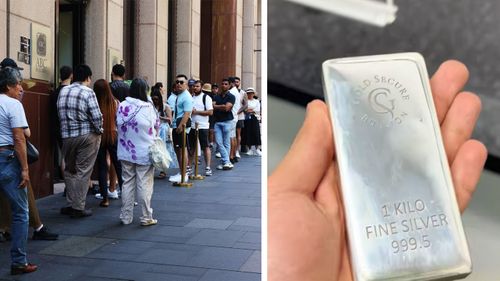 Pessoas fazem fila do lado de fora da loja ABC Bullion em Martin Place, em Sydney, em janeiro de 2026. E (à direita) uma barra de prata de 1 kg.