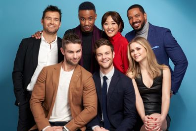 Anthony Starr, Jesse Usher, Karen Fukuhara, Laz Alonso y (abajo de izquierda a derecha) Chas Crawford, Jack Quaid y Erin Moriarty de The Boys en Amazon Prime Fit posando para una selfie 