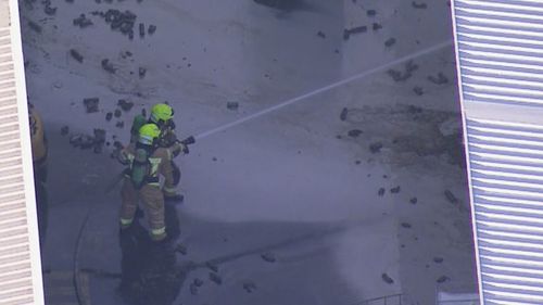 Les pompiers tentent d'éteindre un incendie dans une usine chimique de St Marys.