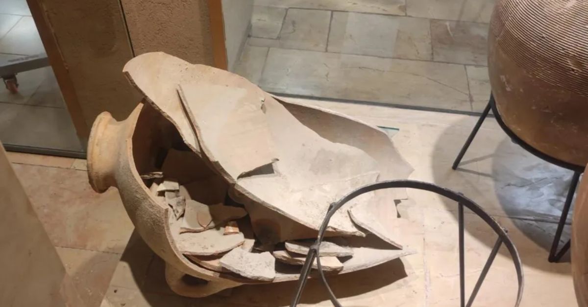 Un copil sparge din greșeală o ulcior din epoca mijlocie a bronzului de 3.500 de ani într-un muzeu israelian.