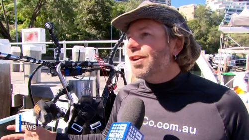 Diver Dean Cropp is collecting rubbish from the bottom of the ocean.