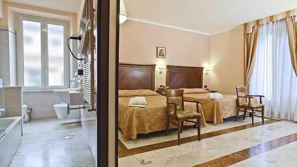 Superior double room and bathroom (Hotel Alimandi)