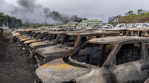 Des voitures incendiées sont alignées après les troubles qui ont éclaté à la suite des manifestations contre les réformes électorales à Nouméa, en Nouvelle-Calédonie