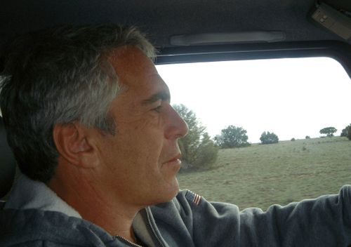 Jeffrey Epstein, Adalet Bakanlığı tarafından 19 Aralık'ta yayınlanan bu görüntüde görülüyor.