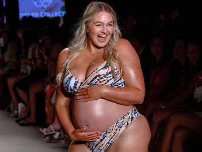 Miami Beach, Florida - 02 Juni: Iskra Lawrence berjalan di landasan pacu di Cupshe Show selama minggu berenang Paraiso Miami di Tenda Paraiso pada 02 Juni 2024 di Miami Beach, Florida. (Foto oleh Ivan Apfel/Getty Images)