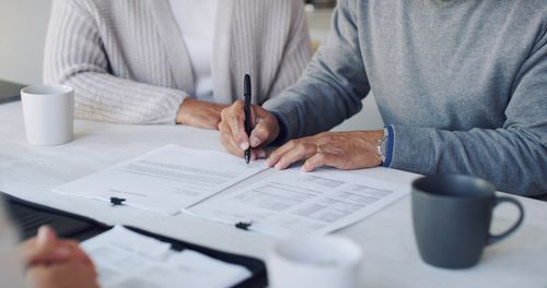 La coppia di anziani firma il testamento