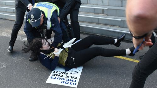 Protesters clash with police outside Liberal Party dinner attended by Prime Minister Malcolm Turnbull
