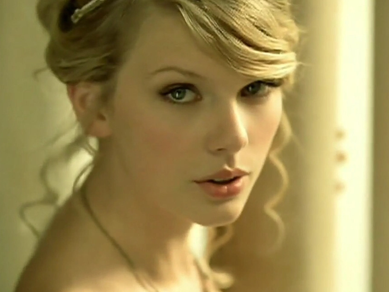 Taylor swift lover. Taylor Swift Love story. Тейлор Свифт лав стори. Taylor Swift Love story album. Taylor Swift Fearless 2009 Love story.