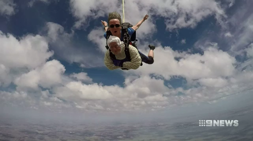 Ирэн О'Ши удерживает звание старейшего в мире человека, прыгающего с парашютом.