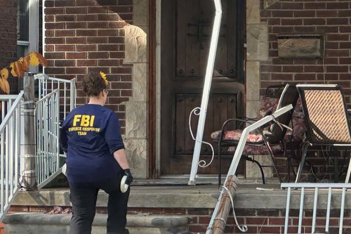 FBI ajanı, Dearborn, Michigan, ABD'de bir eve giriyor.