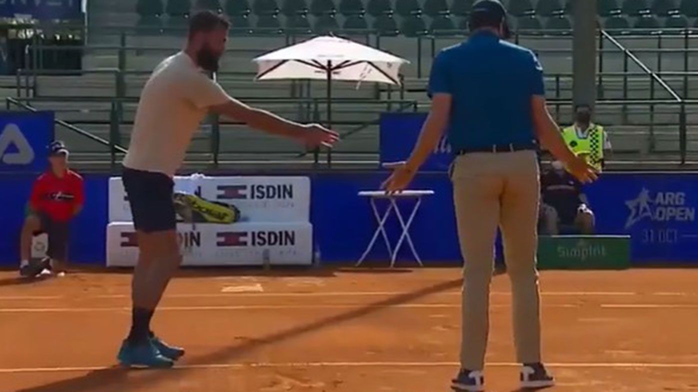 Benoit Paire argues with umpire Nacho Forcadell during the Argentina Open.