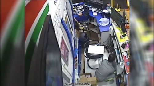 The robber then returns a short time later to take the safe (9NEWS)