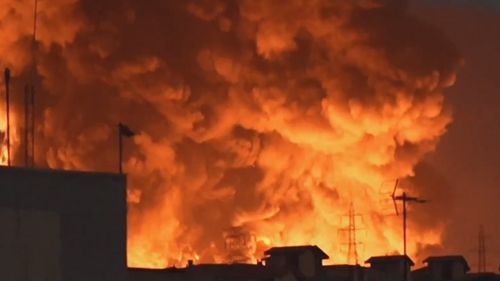 Il cielo notturno di Teheran si è illuminato mentre le raffinerie di petrolio della città venivano colpite.