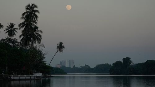 A lua nascendo perto do Lago Inya é vista na quinta-feira, 4 de dezembro de 2025, em Yangon, Mianmar.
