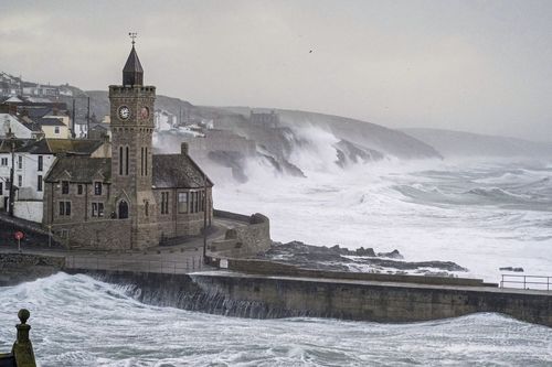 Des vagues frappent Porthleven sur la côte des Cornouailles, en Grande-Bretagne, alors que la tempête Eunice touche terre le vendredi 18 février 2022. 