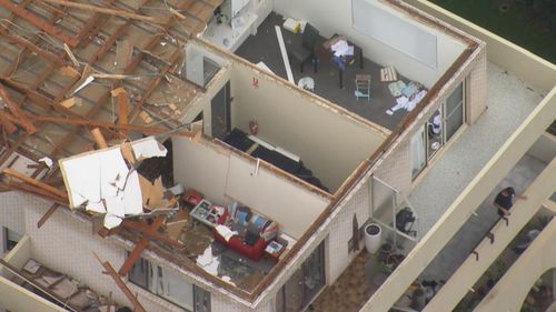 Le toit d'un immeuble d'appartements a été arraché lors de la tempête sur les plages du nord de Sydney.